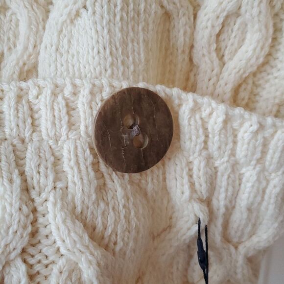 NWT ARAN WOOLEN MILLS Irish Merino Wool Pocket Scarf Wooden buttons Shawl Cream - Picture 9 of 11